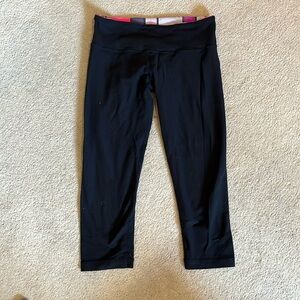 lululemon knee length cropped legging, reversible, size 8